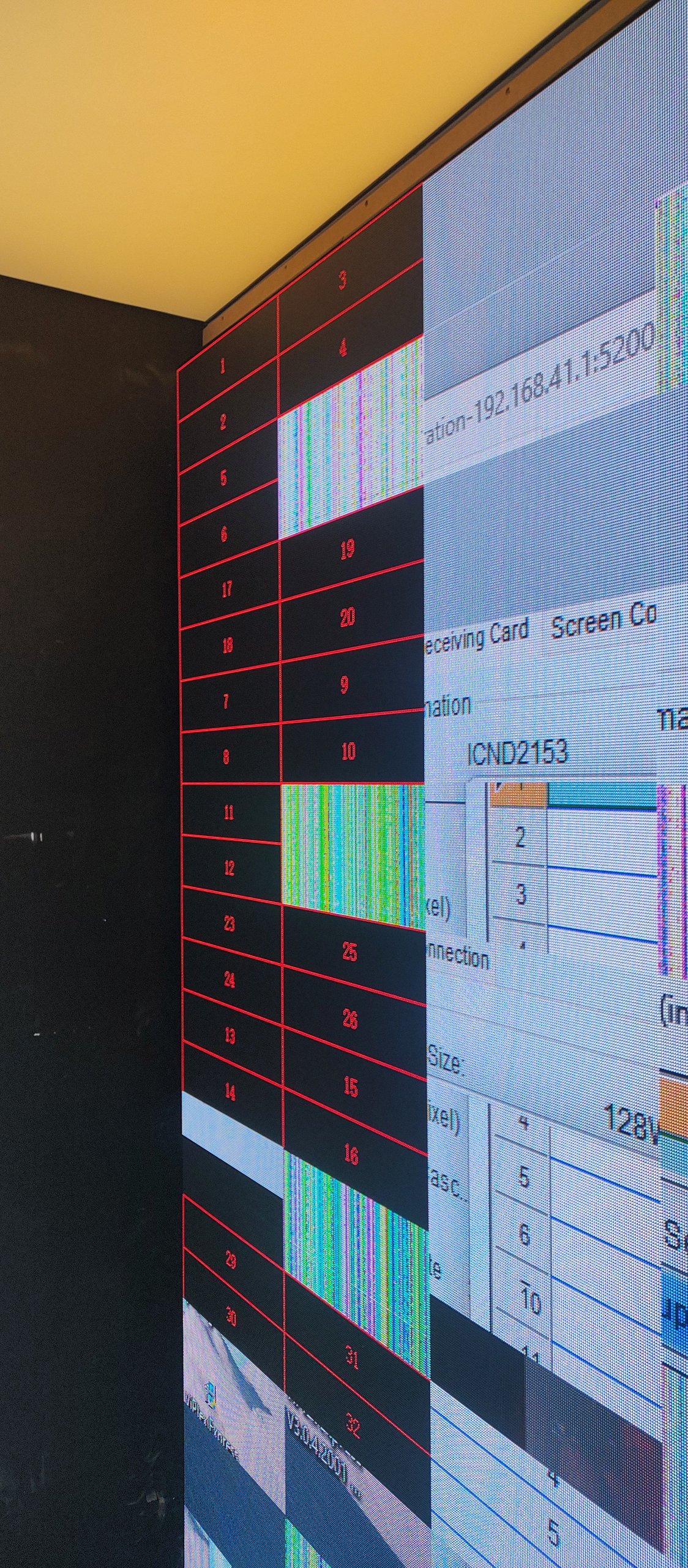 Painel de LED P2.5 ligado exibindo test pattern de comissionamento na vitrine da Yamaha Intermezzo