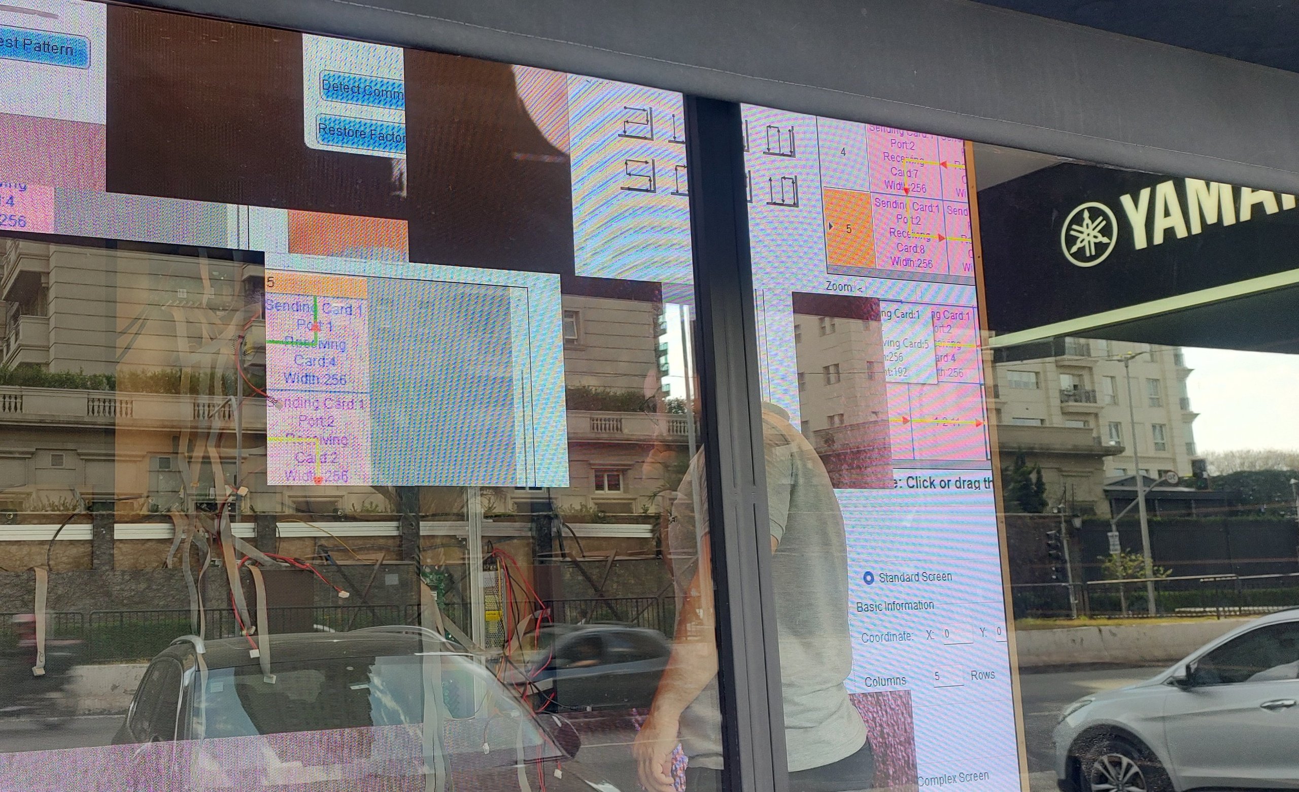 Painel de LED P2.5 ligado visto da rua na vitrine da segunda loja da Yamaha Intermezzo, no Itaim