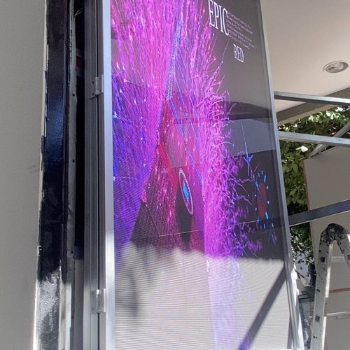 Painel de LED P3.0 outdoor vertical ligado exibindo conteúdo colorido na loja Calzedonia