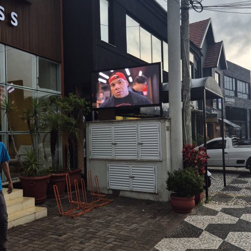 Painel de LED P4.0 outdoor exibindo conteudo em frente a academia em Barueri/SP