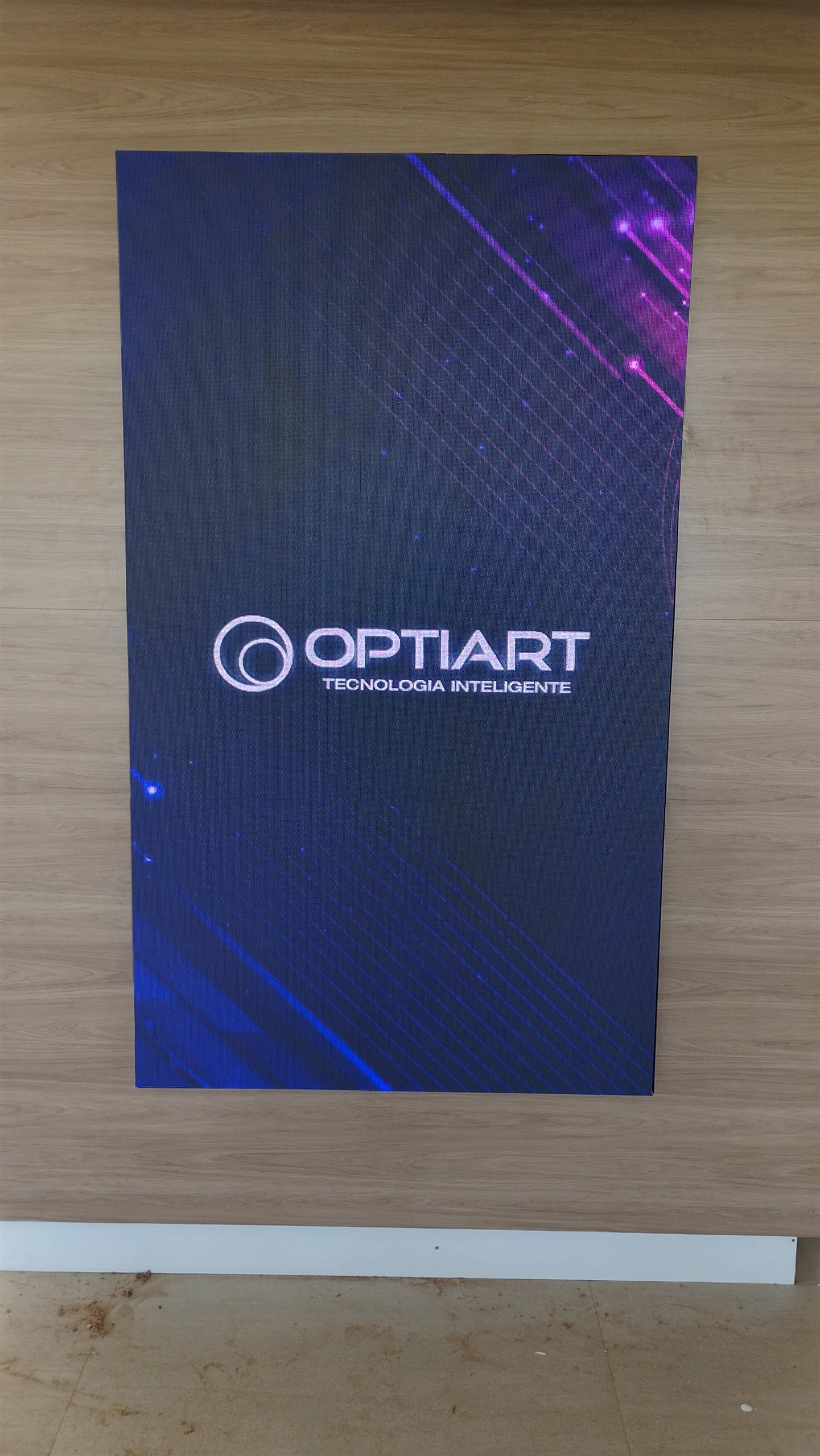 Painel de LED em formato retrato de 1,12 x 1,92 m ligado em escritorio corporativo