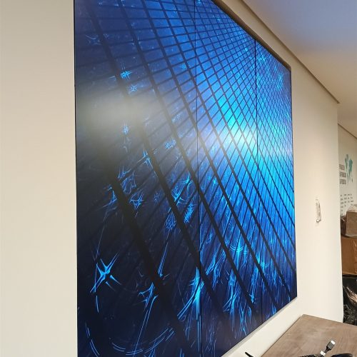 VideoWall 1x3 retrato com tres monitores LG 55 polegadas exibindo conteudo institucional