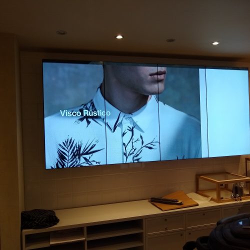 VideoWall 1x4 vertical exibindo a campanha Visco Rústico na loja Foxton do Shopping Iguatemi