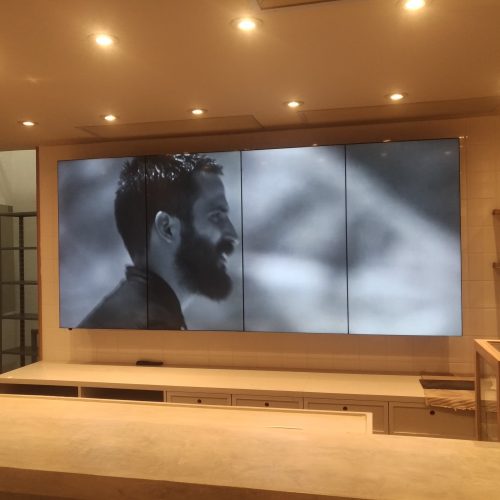 VideoWall 1x4 vertical exibindo vídeo em preto e branco na loja Foxton de Ipanema