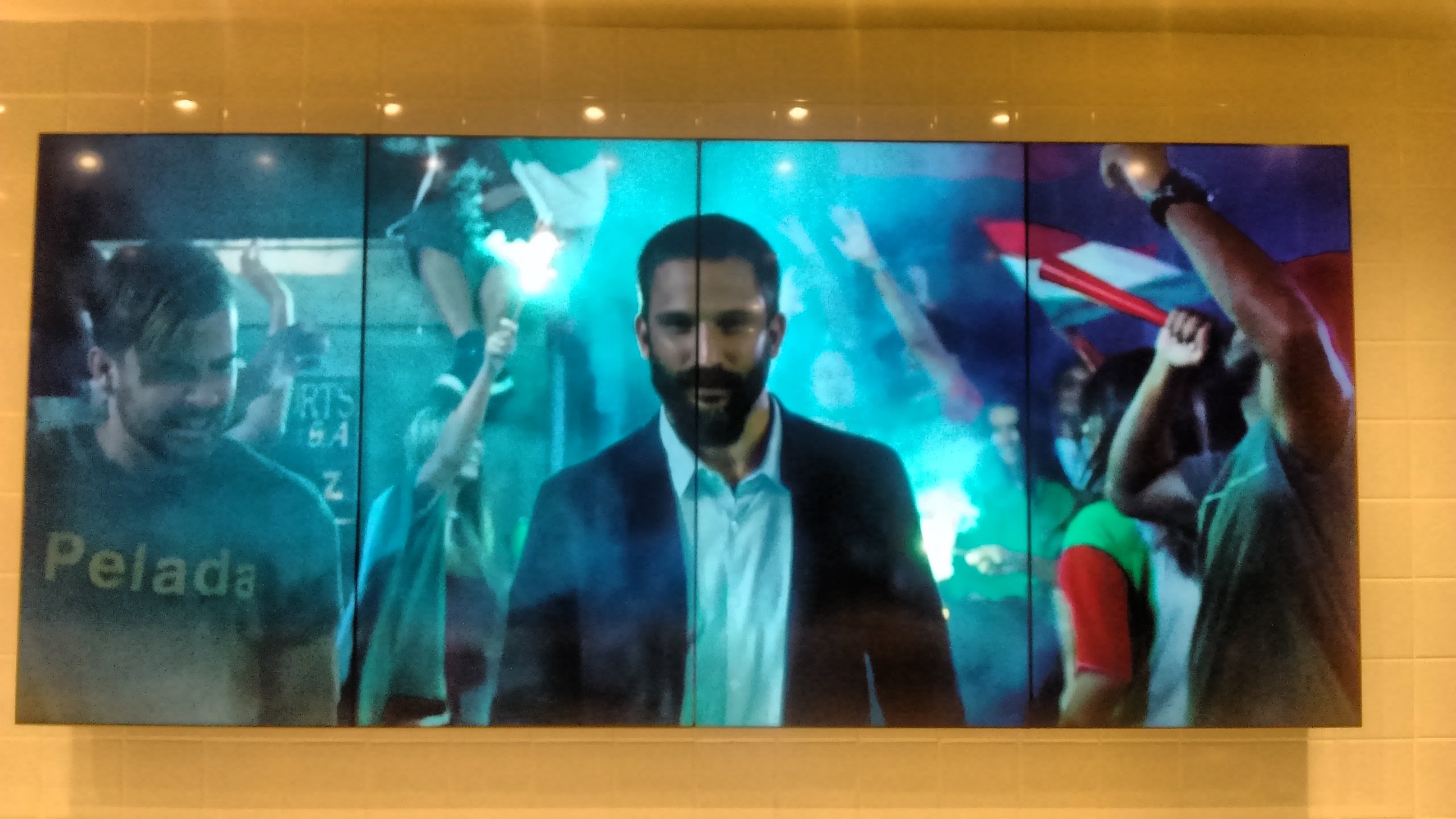 VideoWall 1x4 vertical exibindo campanha da Foxton na loja do Rio Design Barra