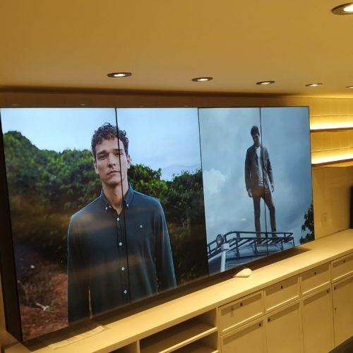 VideoWall 1x4 vertical com campanha de moda masculina exibida sobre o balcão da loja Foxton na Tijuca
