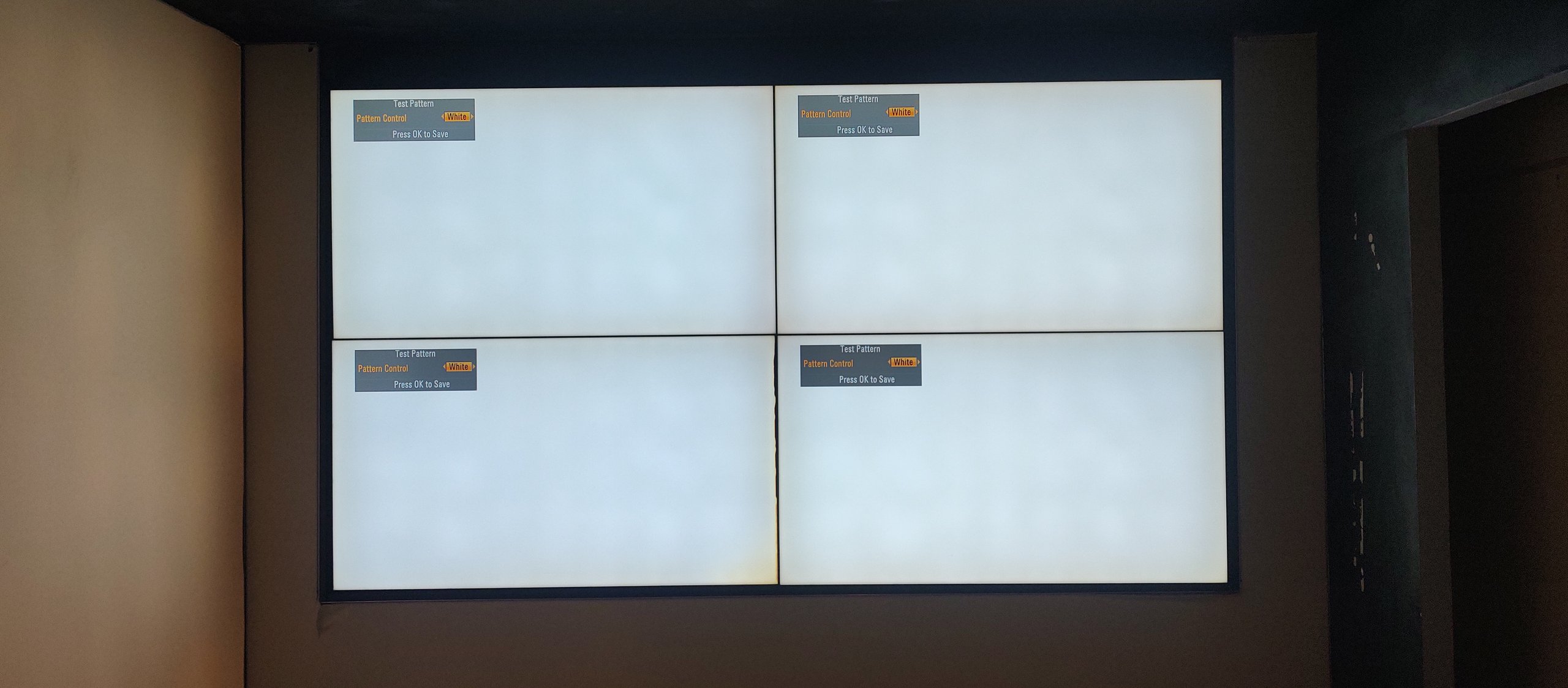VideoWall 2x2 em teste de alinhamento com padrão branco durante comissionamento após reinstalação