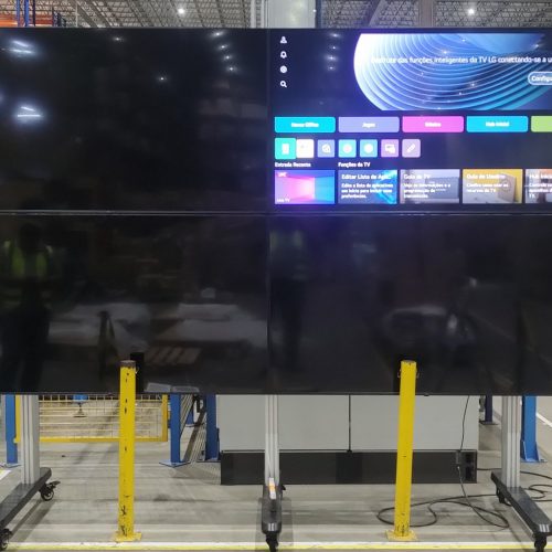 VideoWall 2x2 com quatro TVs LG de 75 polegadas sobre pedestal com rodízios no centro de distribuição da Centauro em Extrema