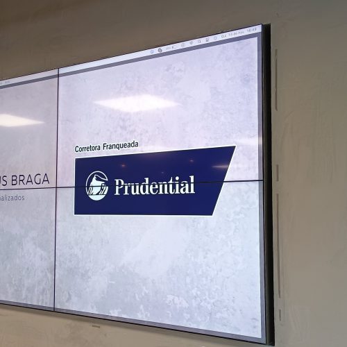VideoWall 2x2 exibindo slide institucional da corretora franqueada Prudential na agência de Nova Lima