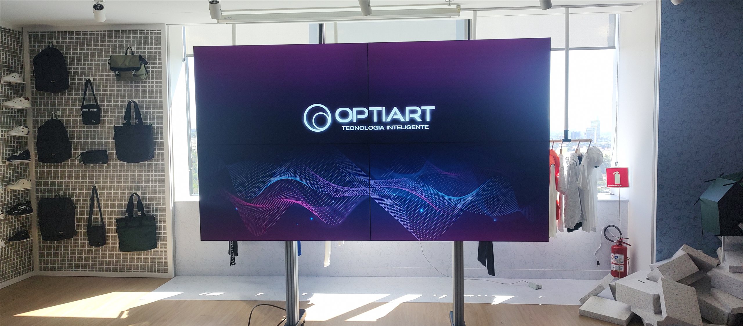 VideoWall 2x2 sobre pedestal ligado durante comissionamento no showroom da Lacoste em São Paulo