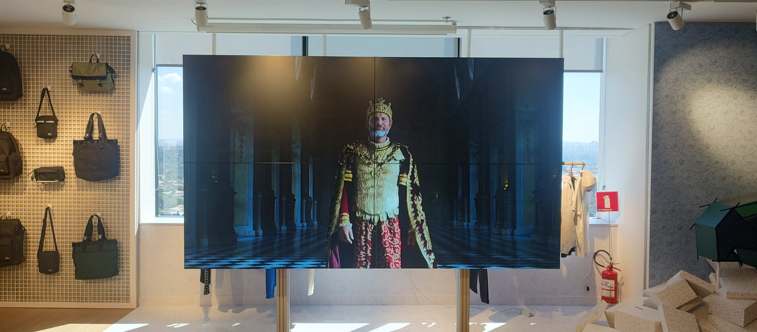 VideoWall 2x2 com monitores LG 55 polegadas exibindo conteúdo em showroom da Lacoste em São Paulo