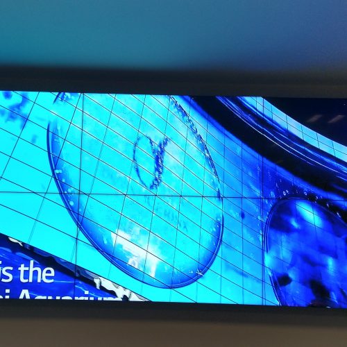 VideoWall 2x3 com as seis telas ligadas exibindo uma imagem única em tela cheia no escritório de uma instituição financeira