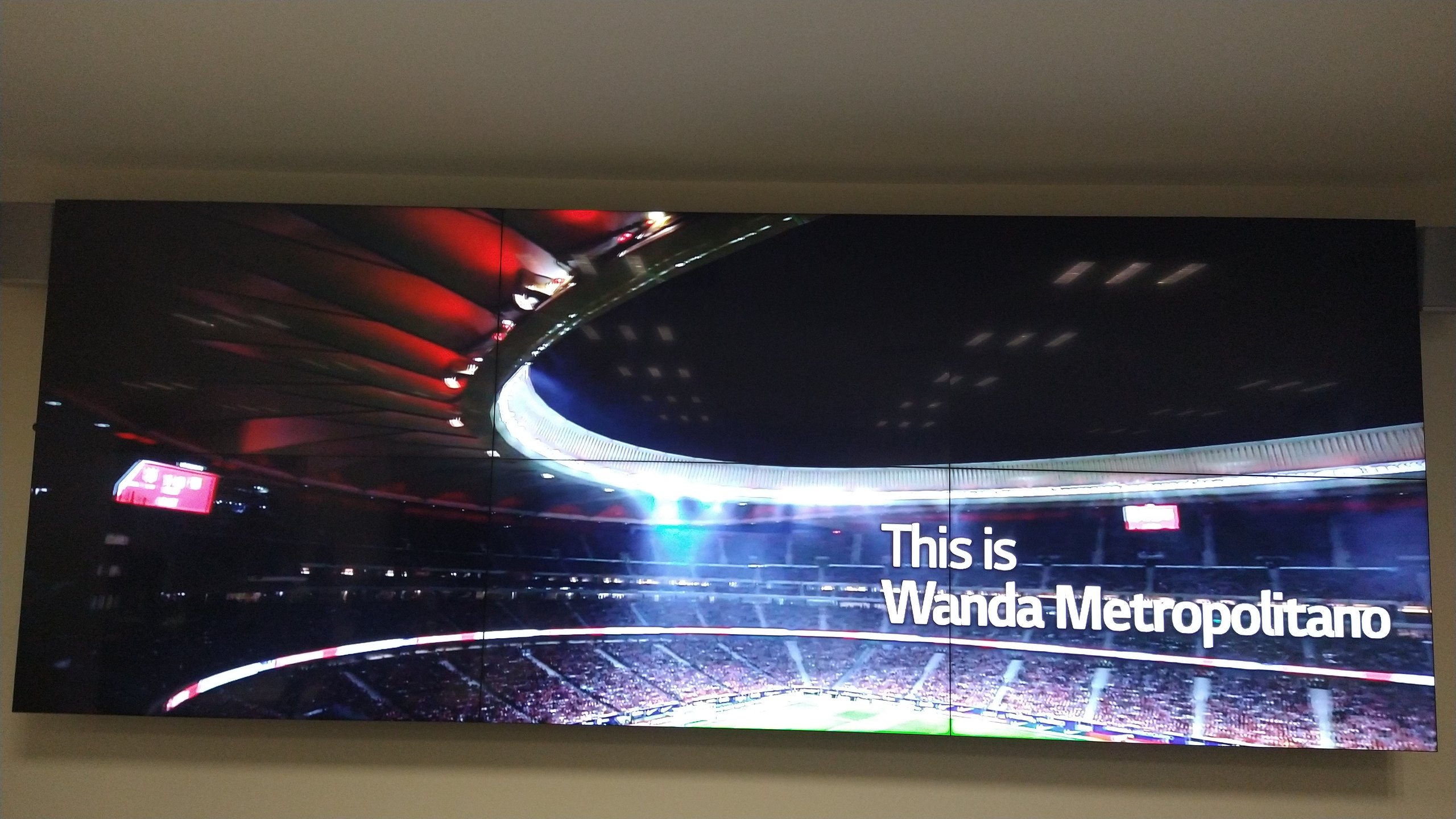 VideoWall 2x3 sobreposto na parede exibindo vídeo em alta resolução ocupando as seis telas como um só quadro