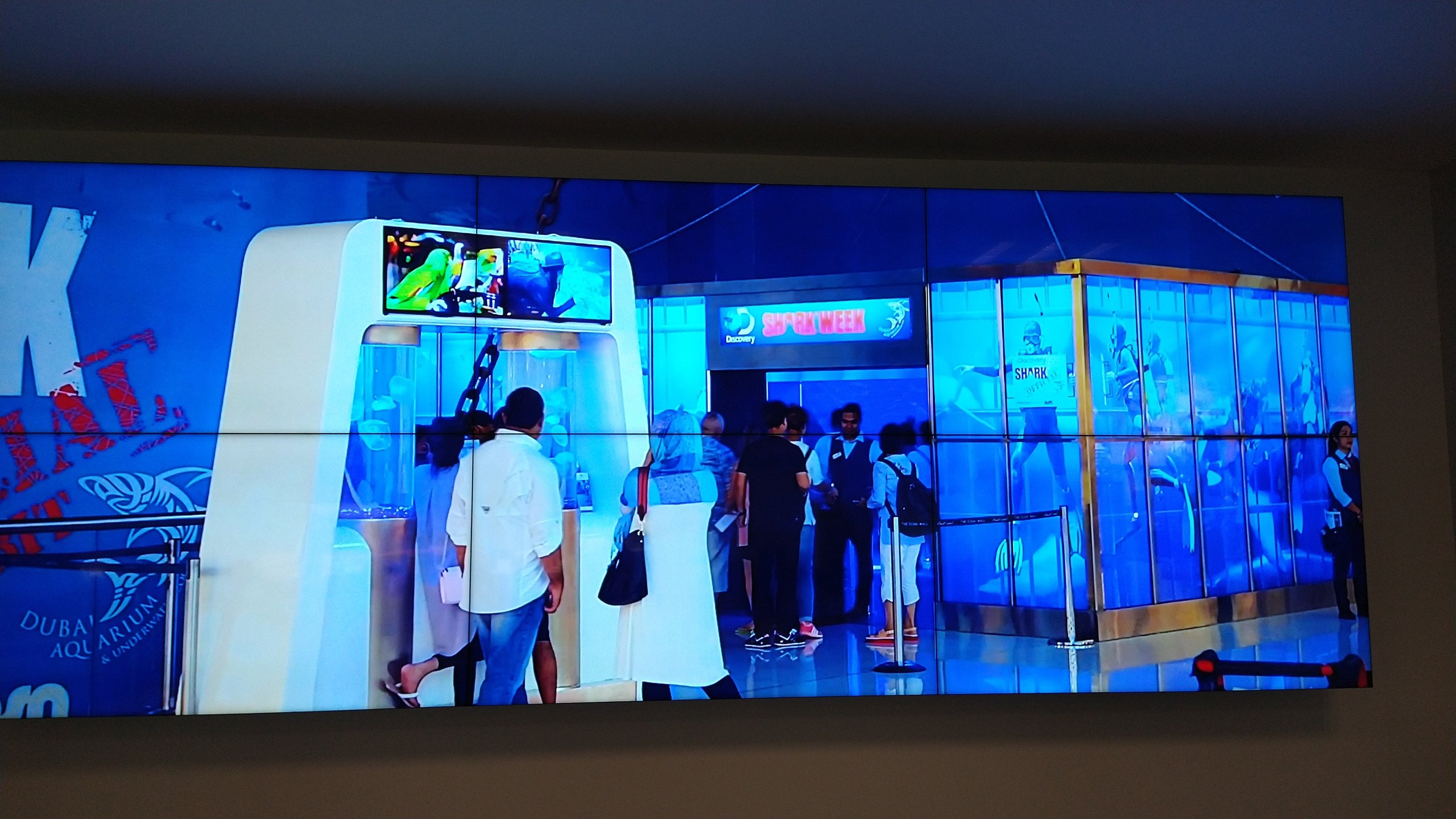 Detalhe do VideoWall 2x3 ligado, mostrando as juntas finas entre as seis telas e o brilho uniforme do conjunto