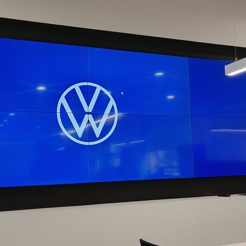 VideoWall 2x3 com seis monitores LG de 55 polegadas embutido em nicho exibindo conteudo em sala de monitoramento