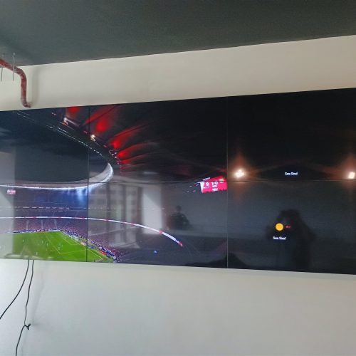 VideoWall 2x3 com monitores LG 49 polegadas exibindo conteudo em sala de monitoramento