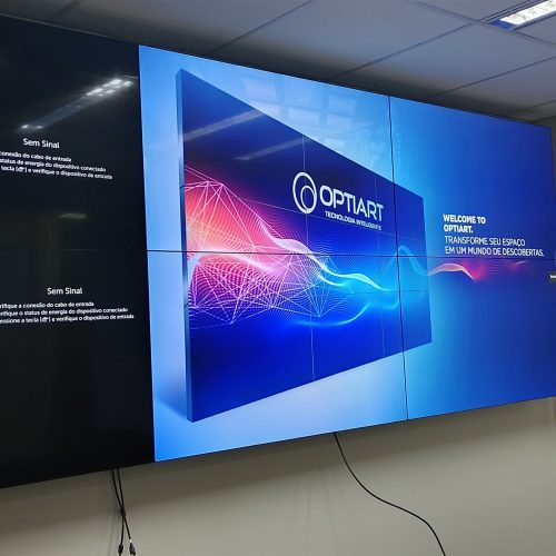 VideoWall 2x4 com monitores LG de 55 polegadas exibindo conteudo institucional em sala de operacao corporativa