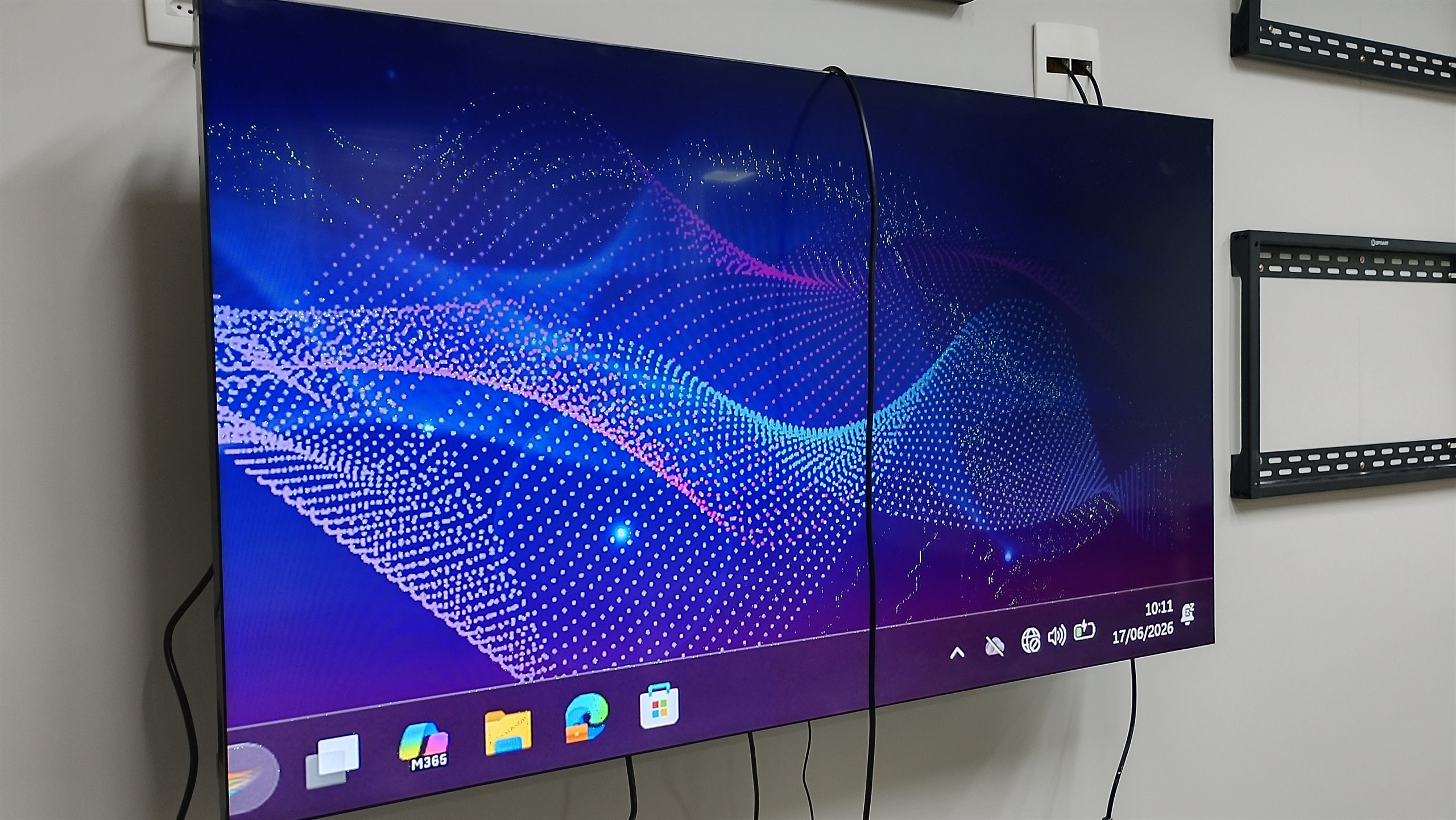 Detalhe de monitores de videowall LG 55 polegadas ligados com suportes de parede Optiart