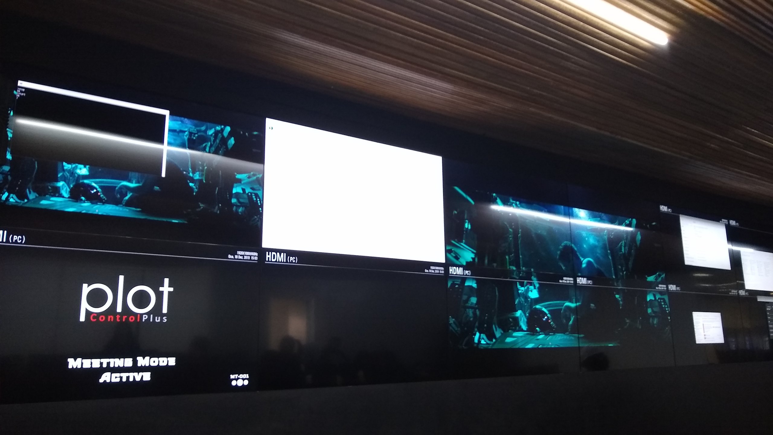 Detalhe do VideoWall 2x6 em nicho com vídeo e janelas de computador simultâneas nas doze telas