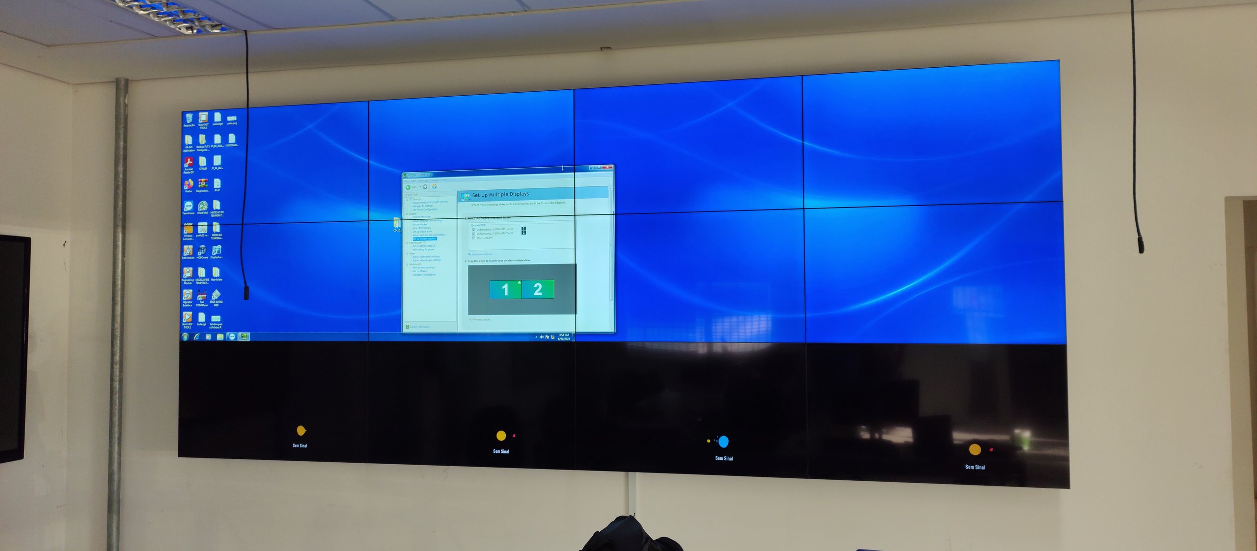 Vista frontal do VideoWall 3x4 durante o comissionamento, com as doze telas endereçadas em quatro colunas por três linhas