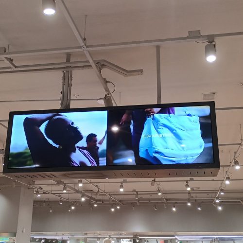 VideoWall dupla face suspenso exibindo campanha de produtos na loja Centauro do Shopping Grand Plaza