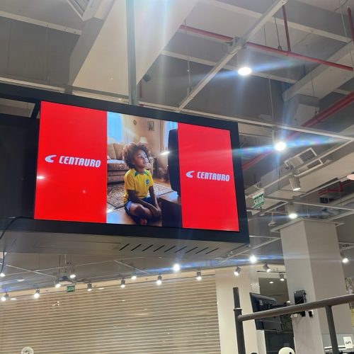 VideoWall suspenso ligado exibindo campanha da Centauro na loja do Shopping Mueller em Joinville