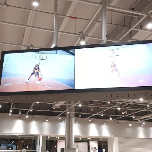 VideoWall em estrutura suspensa exibindo campanha de basquete na loja Centauro do Parque Shopping Maceió