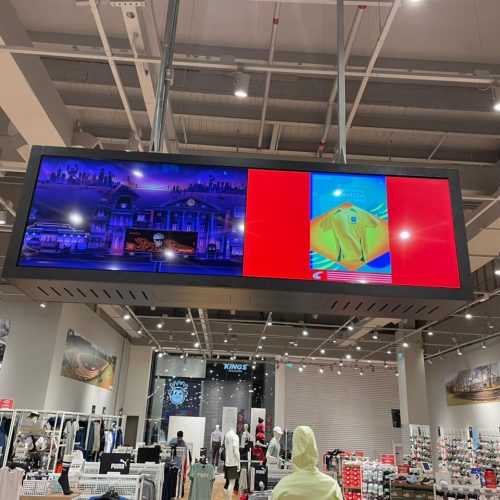 VideoWall suspenso dupla face com duas telas de 49 polegadas exibindo campanha da Centauro no Pato Branco Shopping