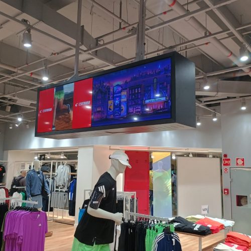 VideoWall dupla face suspenso exibindo conteúdo digital colorido na loja Centauro do Shopping ABC