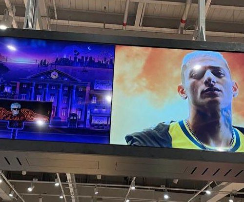 VideoWall suspenso dupla-face com dois monitores por face exibindo campanha na loja Centauro do Shopping Barigui, em Curitiba/PR