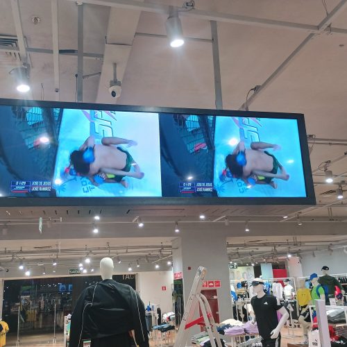 VideoWall suspenso transmitindo evento esportivo na loja Centauro do Shopping da Bahia
