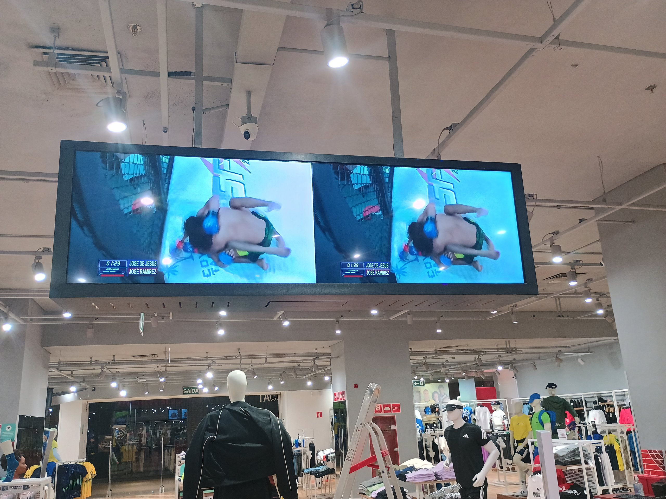 VideoWall suspenso transmitindo evento esportivo na loja Centauro do Shopping da Bahia