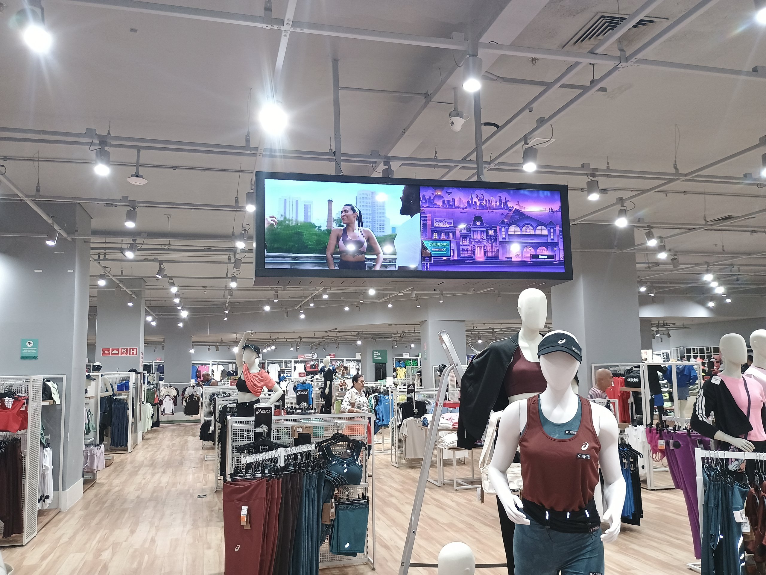 Videowall suspenso ligado sobre o salão da loja Centauro em Salvador