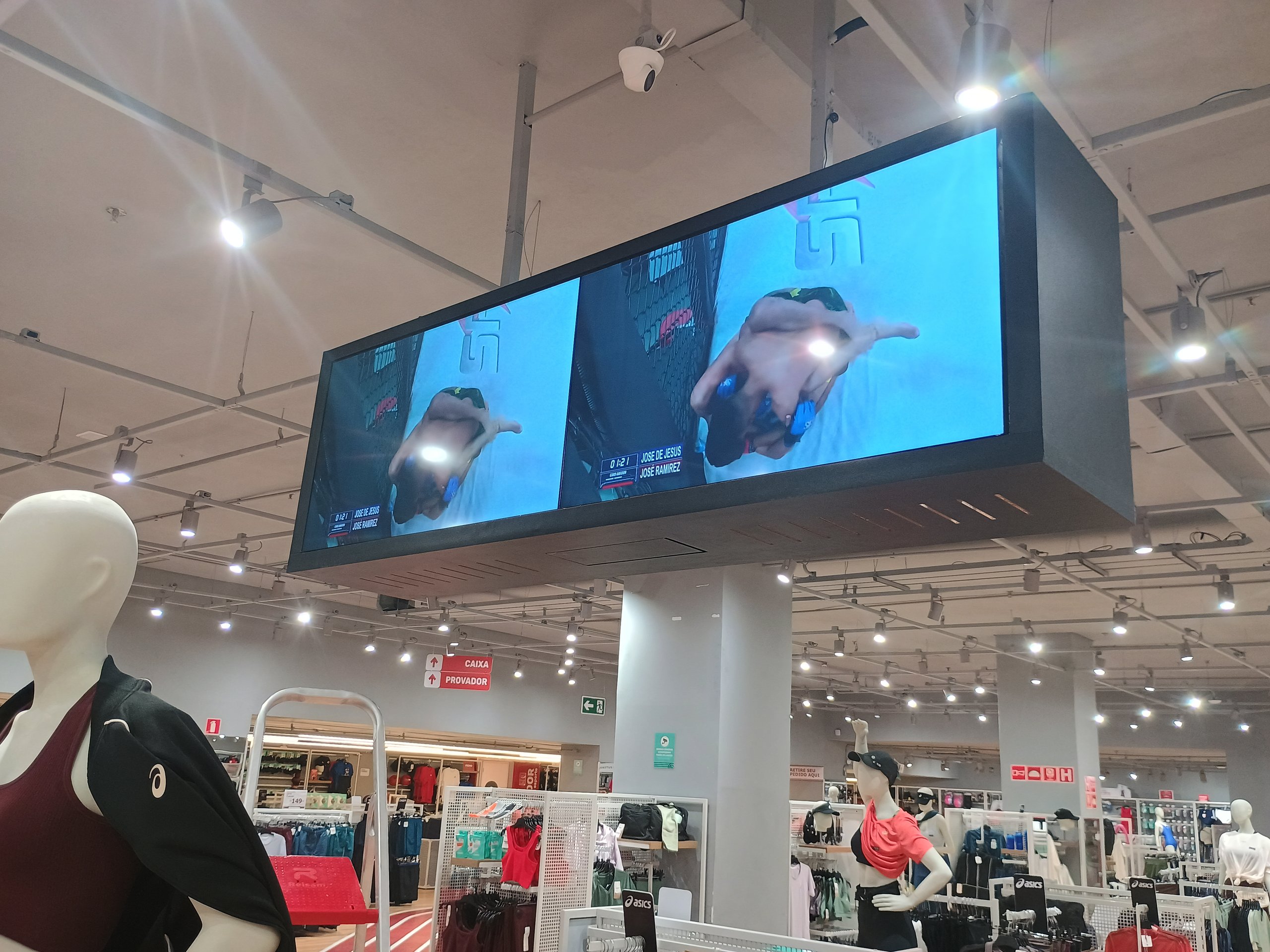 Estrutura dupla face do videowall com transmissão esportiva na Centauro