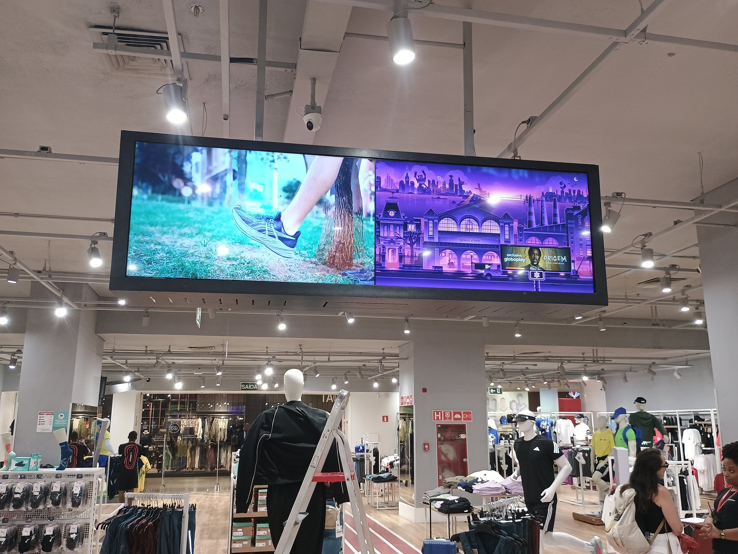 Telas do videowall exibindo conteúdo com a loja Centauro em operação