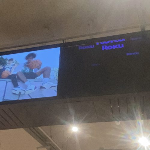 Videowall suspenso com campanha de basquete na loja Centauro do Shopping da Ilha