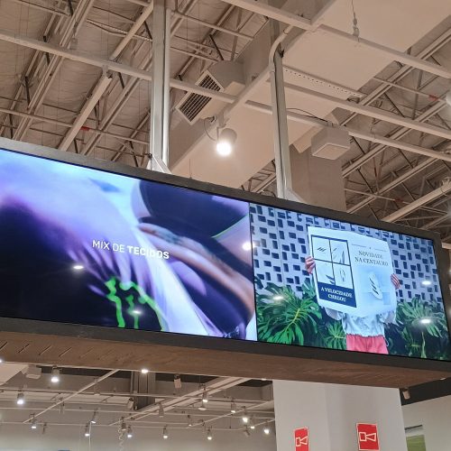 VideoWall dupla face exibindo a campanha Novidade na Centauro no Shopping Pátio Maceió