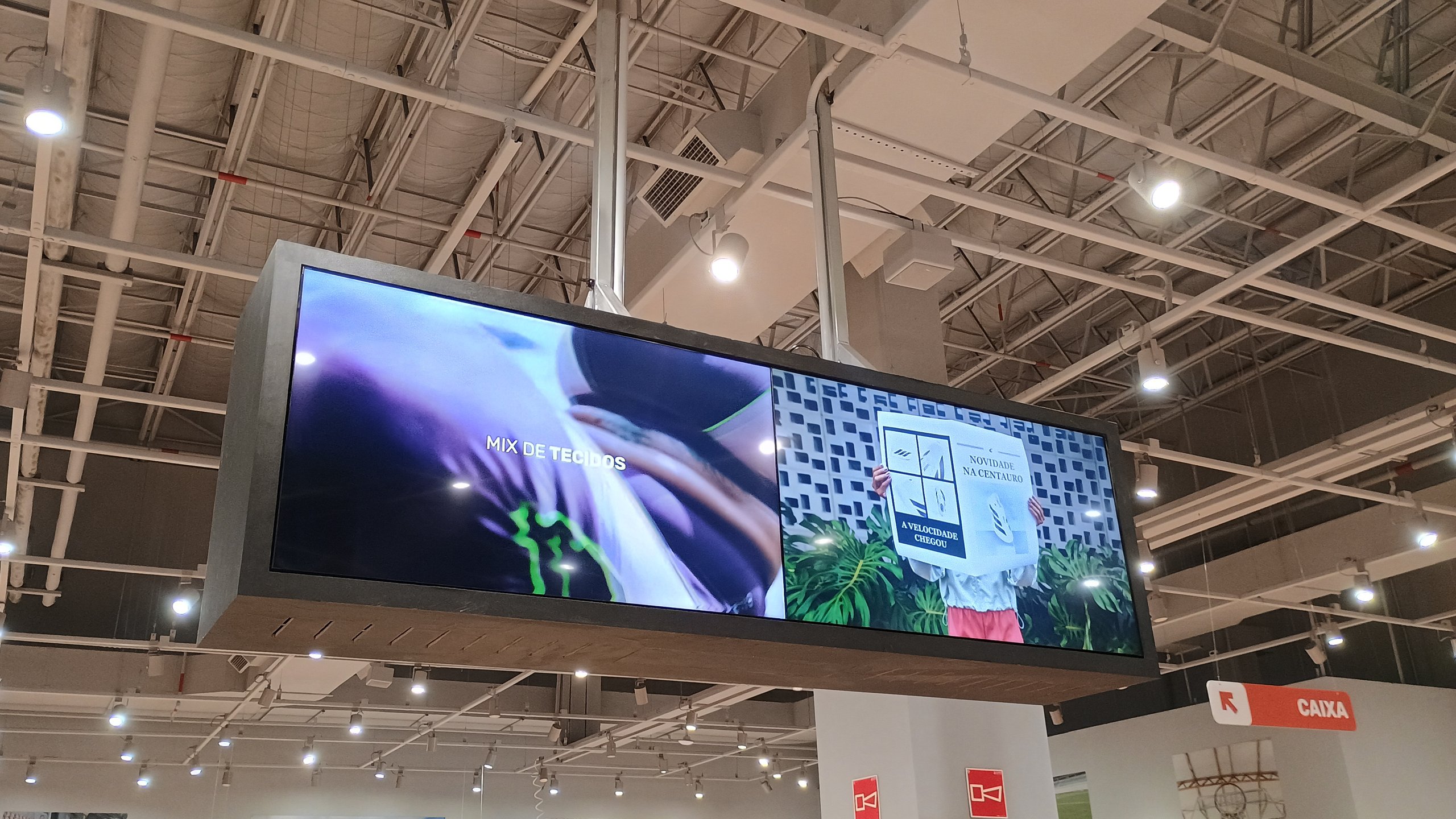 VideoWall dupla face exibindo a campanha Novidade na Centauro no Shopping Pátio Maceió