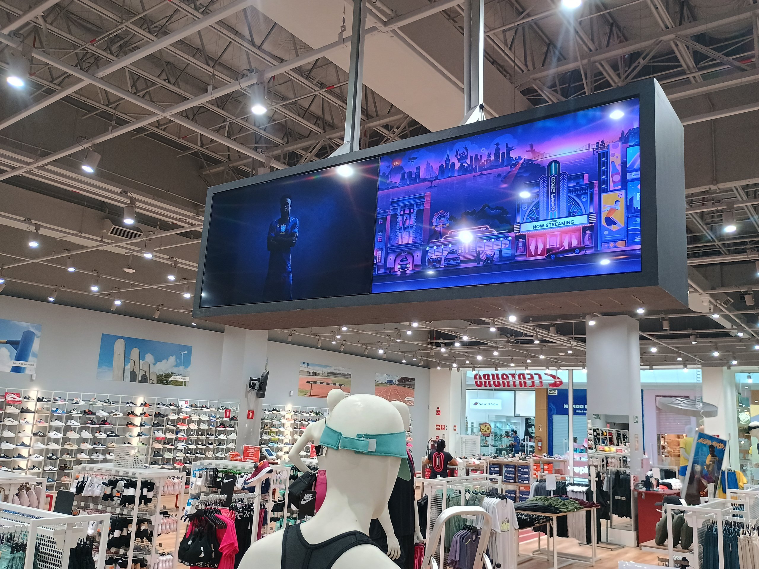 Videowall em operação na loja Centauro com o salão de vendas ao fundo