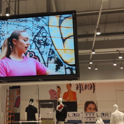Tela de 86 polegadas do conjunto dupla face suspenso exibindo conteúdo da campanha na loja Centauro do Vale Sul Shopping