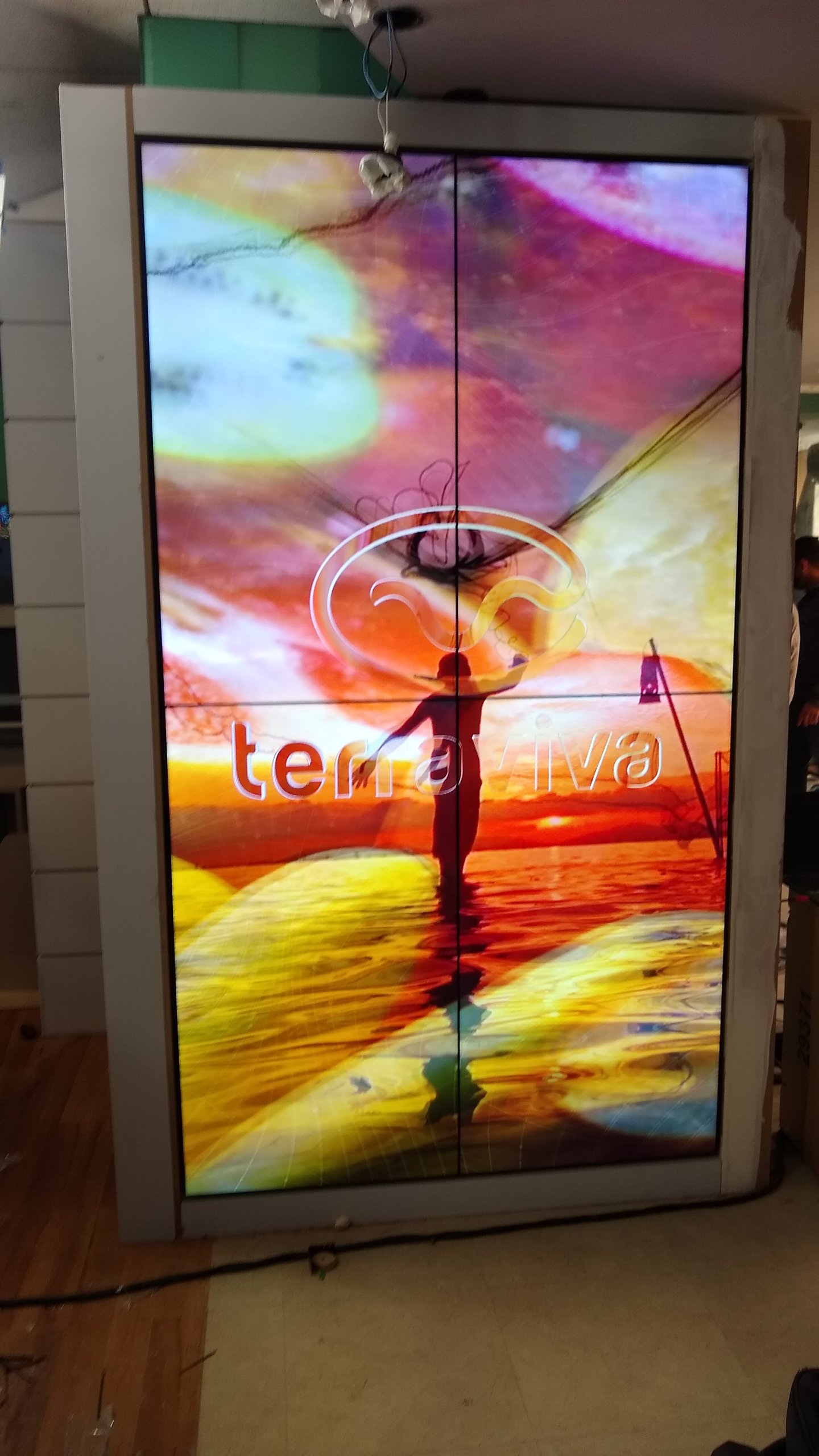VideoWall 2x2 em modo retrato instalado em nicho, exibindo a marca do canal Terra Viva do Grupo Bandeirantes